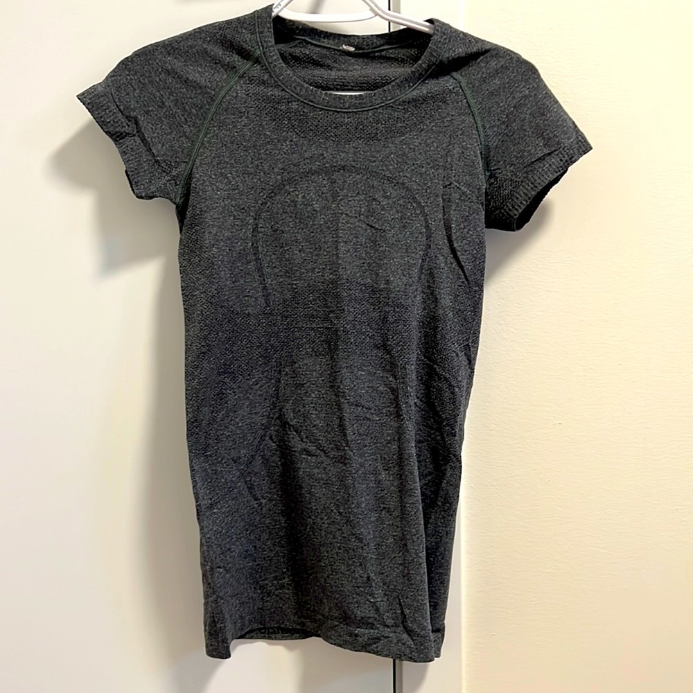 Lululemon short sleeves shirt.